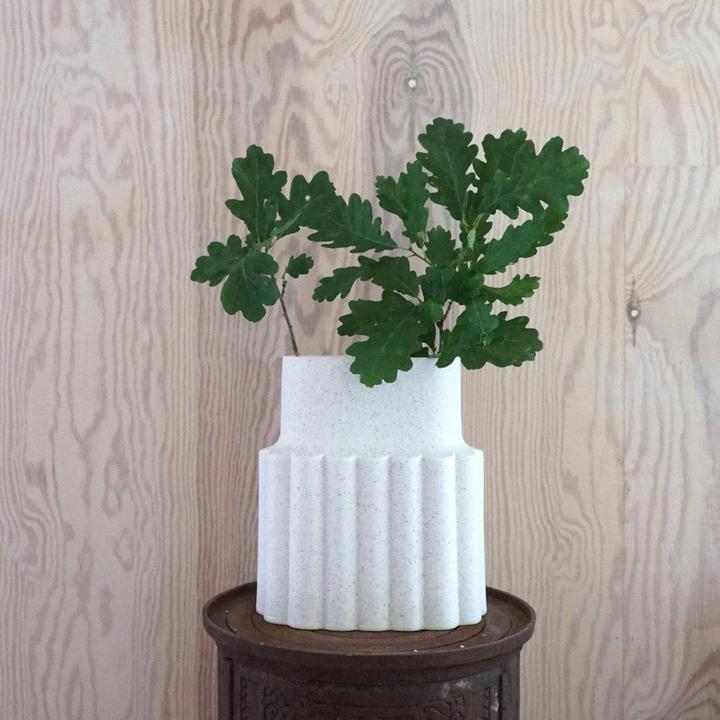 Produktbild Born in Sweden MYLLA Vase oval Marmor weiss matt 25cm Design aus Steinzeug (1x)