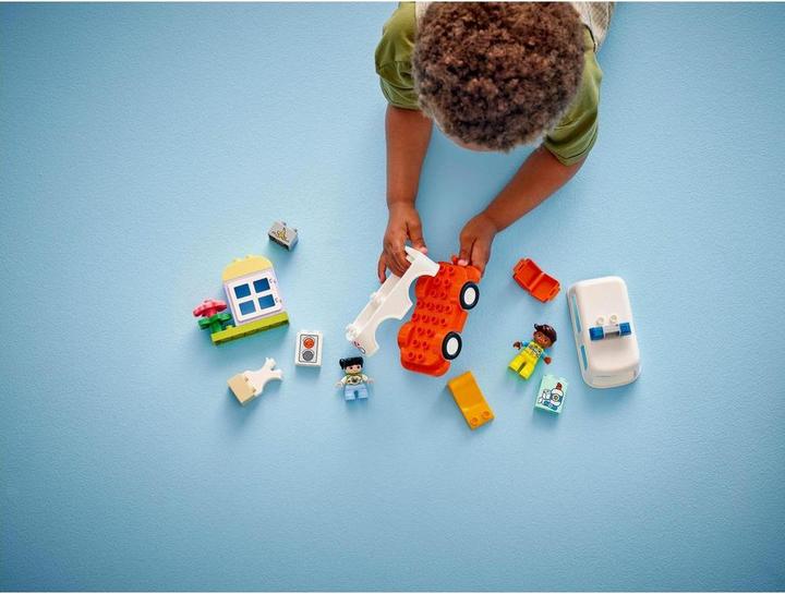 Actual product image LEGO Rettungswagen mit Fahrer (10447)