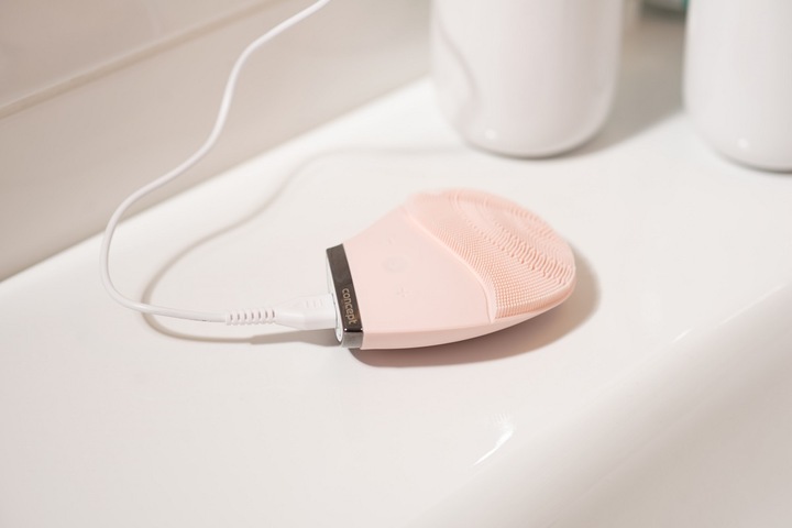 Actual product image Concept SK9002 Sonic brush for cleaning reddish skin