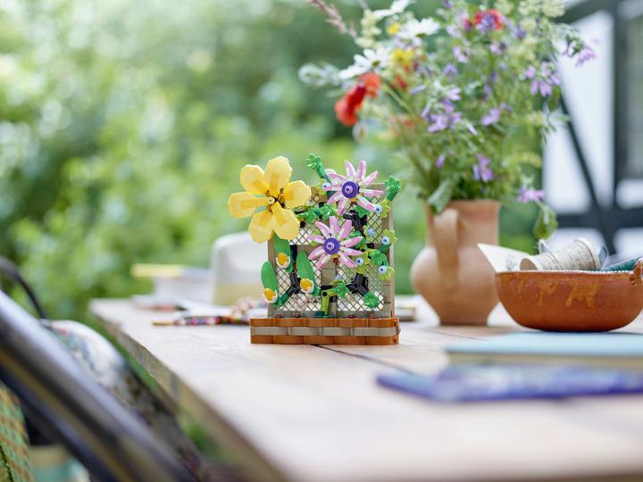 Image du produit LEGO Barrière de fleurs (40683)