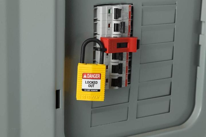 Actual product image Brady Safekey nylon safety lock with nylon shackle, yellow, shackle height 38 mm, shackle diameter 6.4 mm