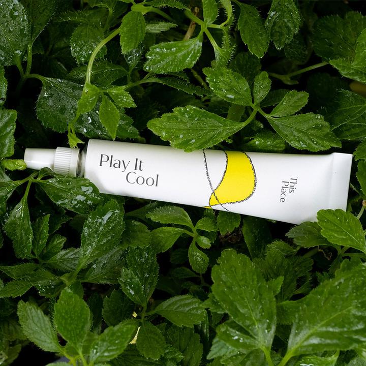 Produktbild This Place Play It Cool Depuffing Eye Gel (Augenpflege Gel, 10 ml, Tag + Nacht)