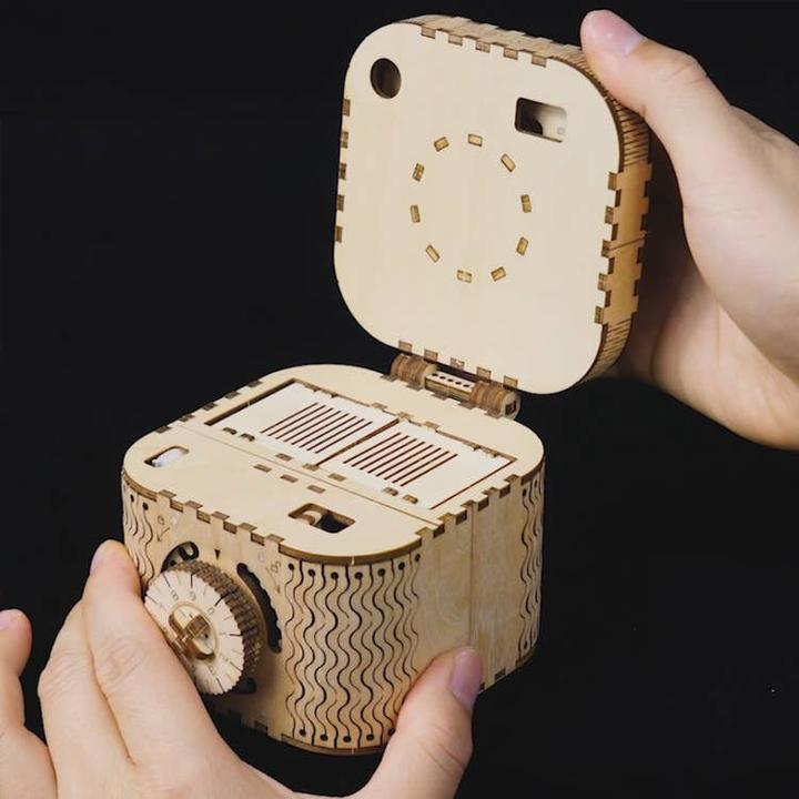 Actual product image Hands Craft Mysterious Treasure Chest Kit