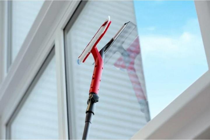 Actual product image Vileda Brush, for windows, with telescopic handle (1 pcs.)