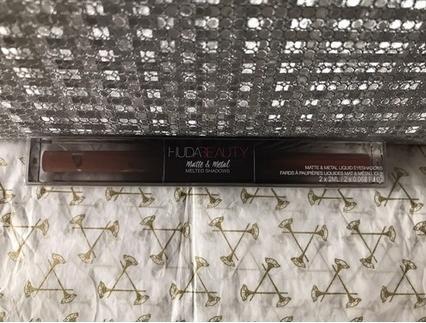 Productafbeelding Huda Beauty Matte & metallic gesmolten schaduwen Kaneeltoast & Hella honing (Hella honing, Kaneel toast)