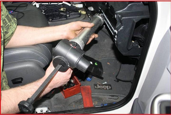 Actual product image KS Tools Cordless cartridge gun 600 ml with 1 battery and 1 charger