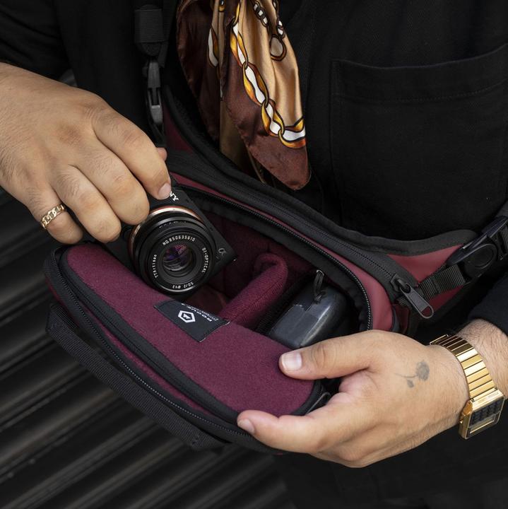 Actual product image Wandrd ROGUE Sling 4L Rhoone Burgundy V2 (Camera shoulder bag, 4 l)