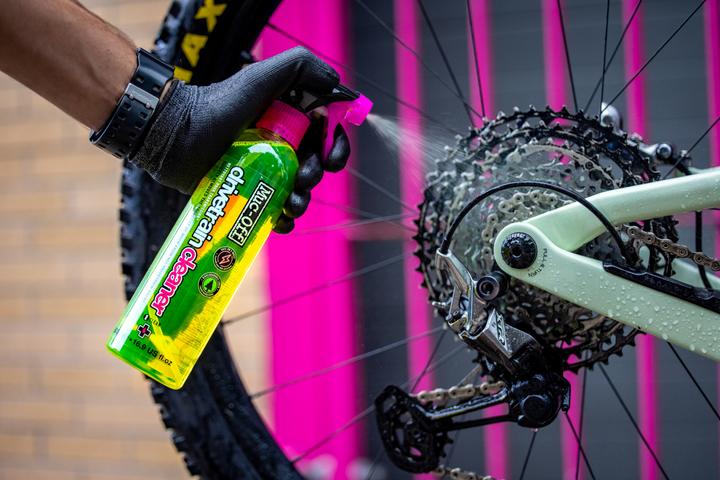 Immagine prodotto Muc-Off Kit Bicicletta Ultimate (1800 ml, Lubrificante universale, Spugna, Pulitore per biciclette, Detergente per catena, Set di cura)
