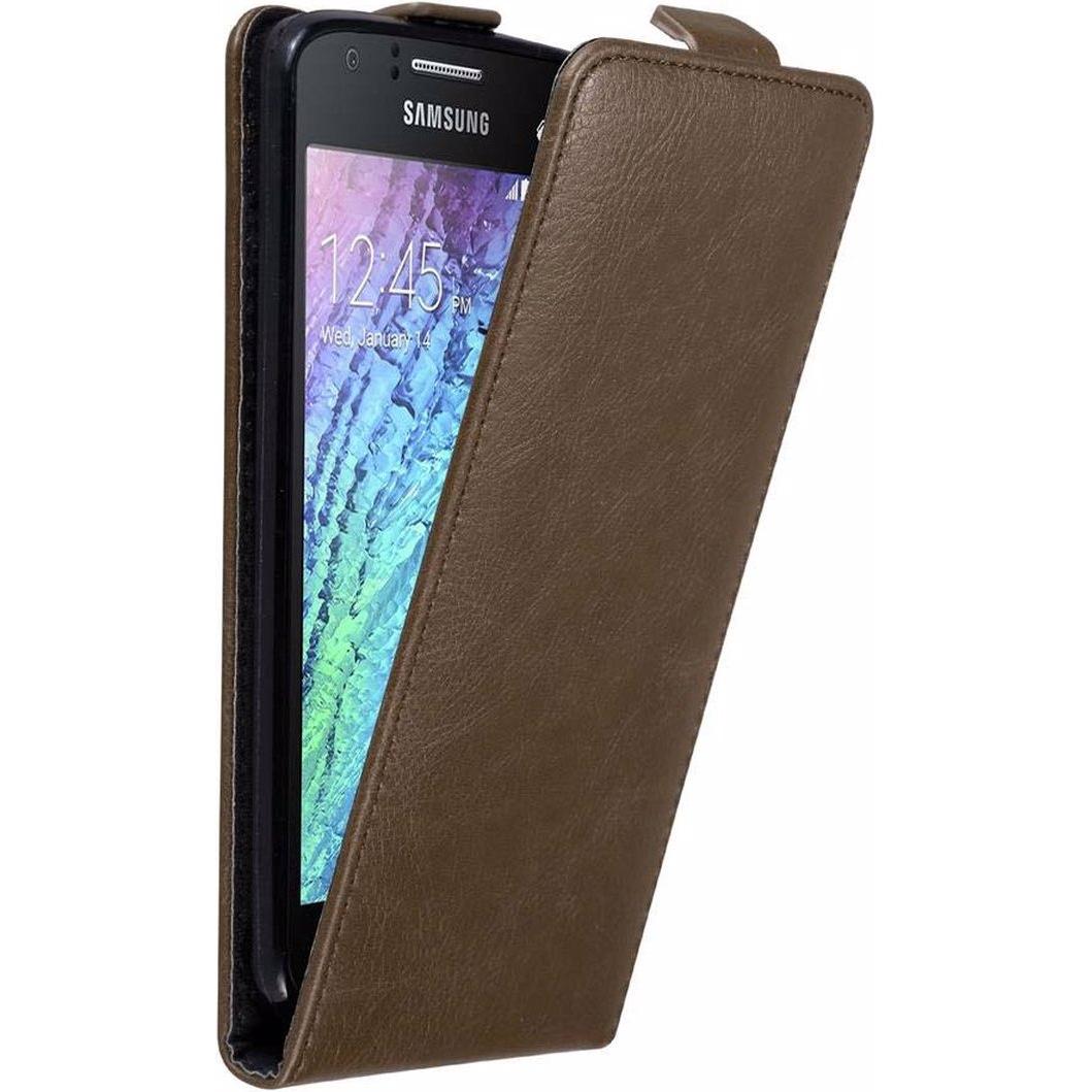 Cadorabo Flip wie Invisible Cover (Samsung Galaxy J1), Smartphone Hülle, Braun