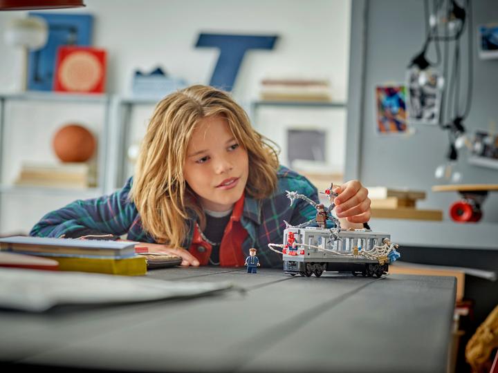 Produktbild LEGO Spider-Man vs. Doc Ock: Showdown in der U-Bahn (76321)