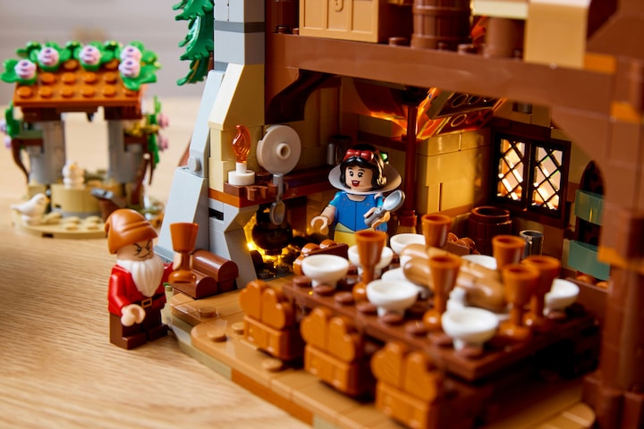 Image du produit LEGO La cabane de Blanche-Neige et des sept nains (43242, LEGO Disney)