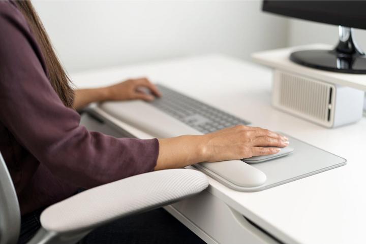 Actual product image Kensington K50437EU ErgoSoft mousepad with wrist rest for standard mousepilkas (M)