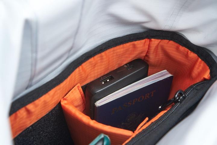 Actual product image Revelate Designs Egress Pocket Handlebar Bag, 2.8L, waterproof, black (Handlebar bag)