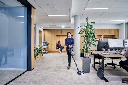 Produktbild Nilfisk 128390175 VU200 Akku-Stielstaubsauger inkl. 2x Akku 29,6V / 2,45Ah Li-Ion und 2x Ladegerät