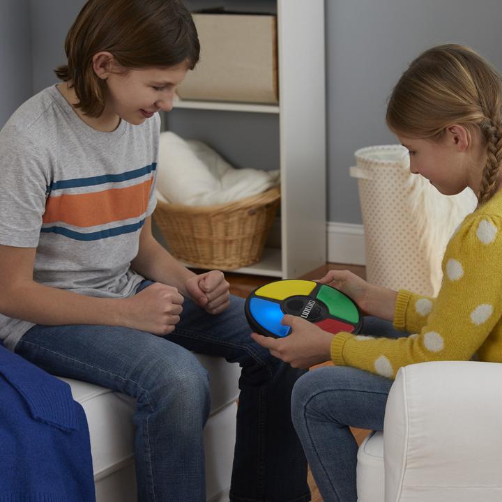 Immagine prodotto Hasbro Gaming Gioco di famiglia Simon (Ceco, Danese, Finlandese, Francese, Greco, Inglese, Italiano, Norvegese, Olandese, Polacco, Portoghese, Slovacco, Spagnolo, Svedese, Tedesco, Turco, Ungherese, 1 Giocatori)