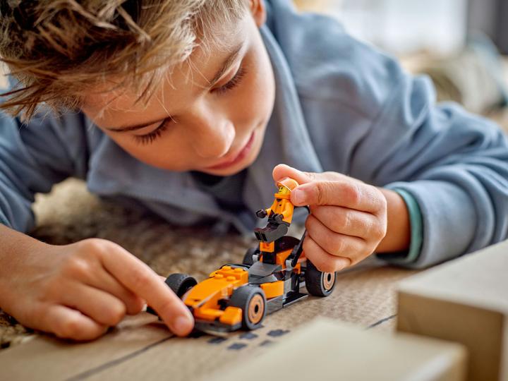Actual product image LEGO F1 Rennfahrer mit McLaren Rennauto (60442, LEGO City)