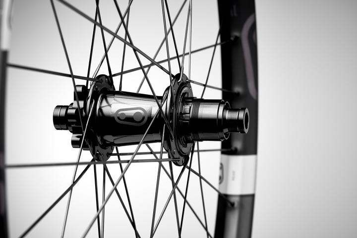 Produktbild Crankbrothers Synthesis Carbon Enduro 11 BOOST I9 Hydra Tubeless Ready Laufradsatz, 27.5", 110x15mm/ (Laufradsatz, 27.5")