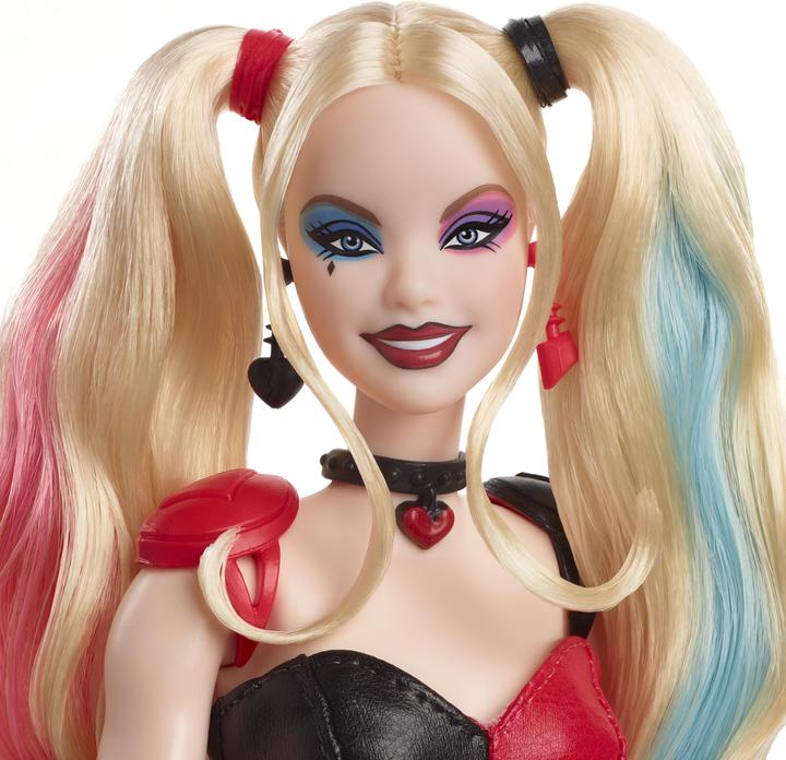Actual product image Barbie Signature Harley Quinn Sammlerpuppe mit beweglichem Körper, ikonischem Outfit und Schlägel