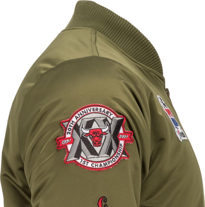 Image du produit Mitchell & Ness M&N Satin Bomber Veste - PATCHES Chicago Bulls olive (L)