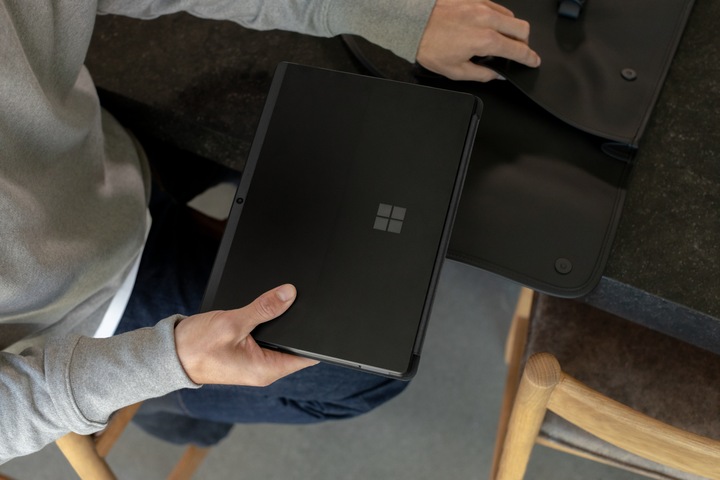 Produktbild Microsoft Surface Pro X (4G, 13", 256 GB, Matte Black)
