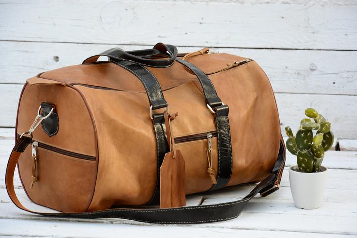 Produktbild Only-Bags.Store Seesack aus hellbraunem Leder mit schwarzem Riemen, Wochenendtasche im Vintage-Look