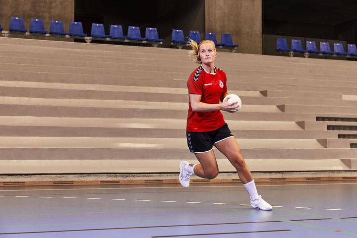 Actual product image hummel Authentic Poly Jersey Woman S/S (XS)