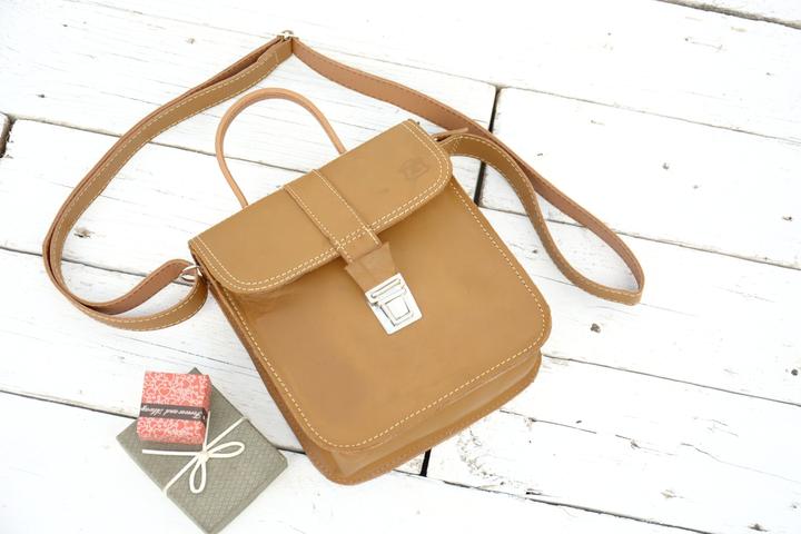 Image du produit Only-Bags.Store Cuir marron clair caramel Messenger Bag Business Bag, Front Lock Cuir Crossbody Bag