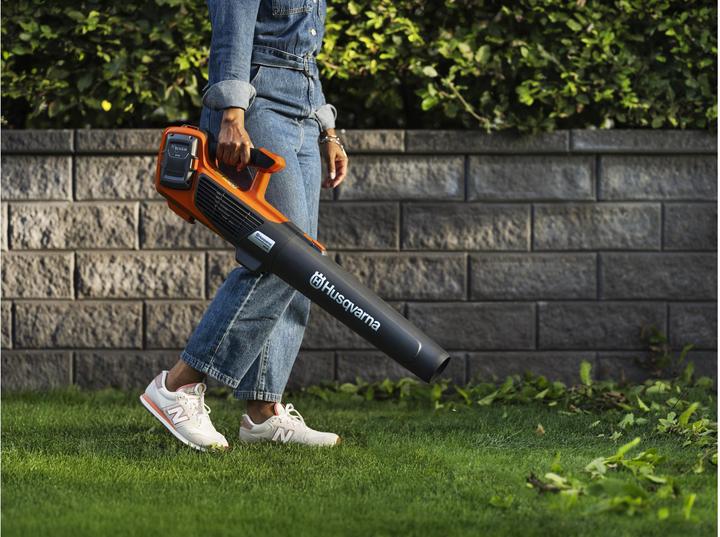 Produktbild Husqvarna 122iB mit Akku und Ladegerät (Akkubetrieb, Netzbetrieb, Laubbläser, Laubsauger)