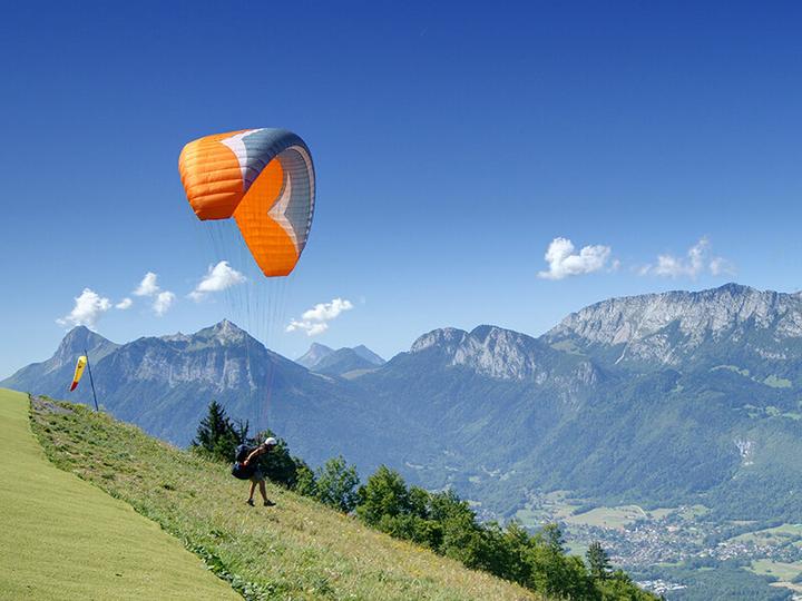 Actual product image Smartbox 35-minute thermal paragliding flight on Lake Lucerne for 2 people (2 pers.)