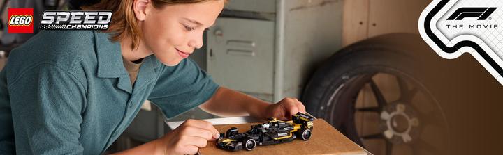 Produktbild LEGO APXGP Team Race Car aus F1® Der Film (77252)