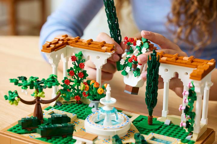 Image du produit LEGO Springbrunnen Garten (10359, LEGO Icons)