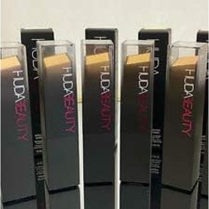 Actual product image Huda Beauty FauxFilter Skin Finish Buildable Coverage Foundation Stick Beignet 335 Beige (Beignet 335 Beige)