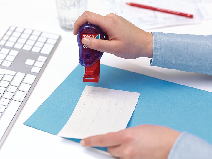 Produktbild tesa Klebestempel ecoLogo, doppelseitige Klebepads zum schnellen Verkleben von Papier, Pappe & Fotos