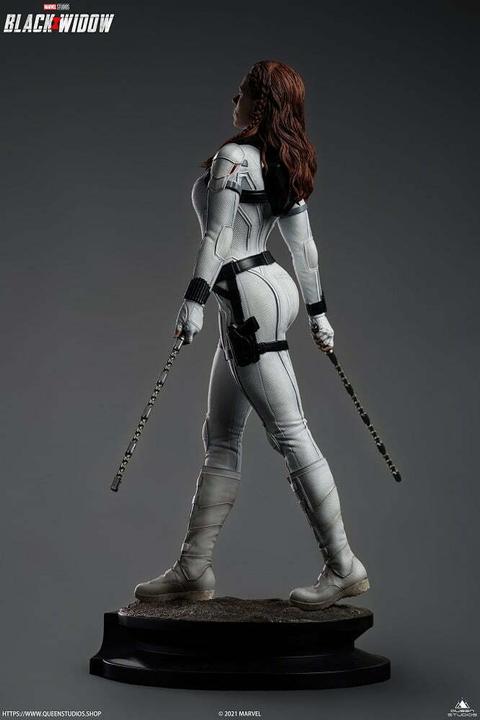Actual product image Queen Studios Black Widow "Black Widow - Snow Suit Edition" 1/4 Statue