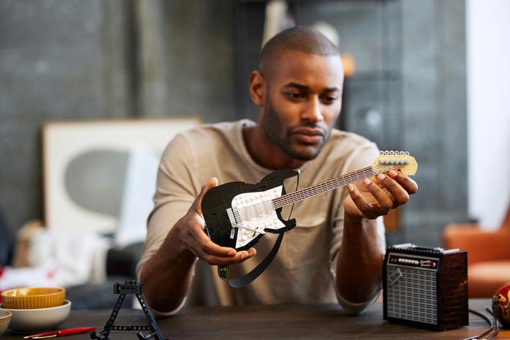 Image du produit LEGO Fender Stratocaster (21329, LEGO Ideas, LEGO difficiles à trouver)