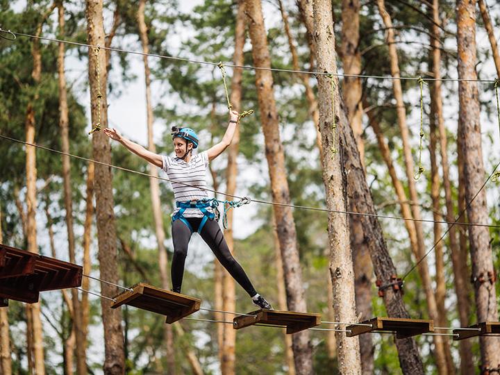 Produktbild Smartbox Luftiges Abenteuer in den Bäumen: 3-stündige Seilgarten-Session für 2 (2 Personen)