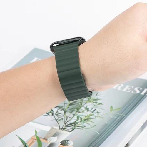 Produktbild Mutural Apple Watch 38/40/41mm - Silikonarmband mit Magnetschlaufe grün (38 mm, 40 mm, 41 mm, Silikon)