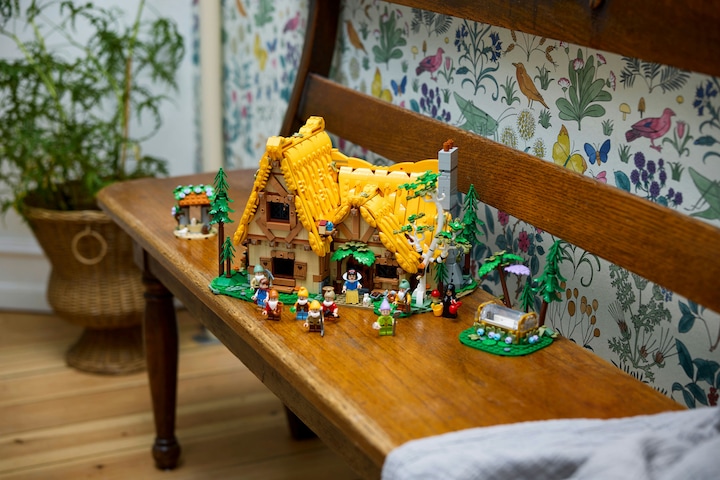 Image du produit LEGO La cabane de Blanche-Neige et des sept nains (43242, LEGO Disney)