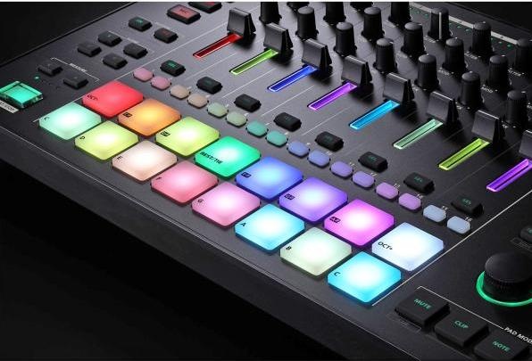 Produktbild Roland MC-707 Groovebox DJ Mischpult mit Kopfhörer
