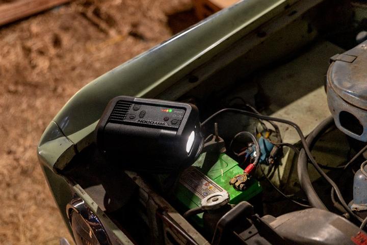 Produktbild Noco AX65-Jump starter mit integriertem Tragbarem Luftkompressor (2000 A)