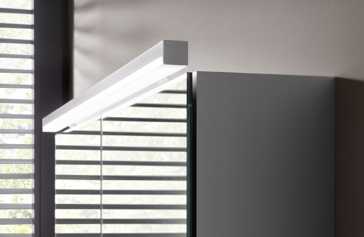 Produktbild Emco pure 2 Classic LED Lichtspiegelschrank mit Aufsatzleuchte, 3 Türen, 1400x711x153mm, 979705506