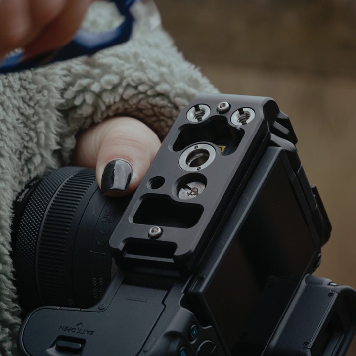 Actual product image 3 Legged Thing Riley QD Canon R7 L Bracket Black