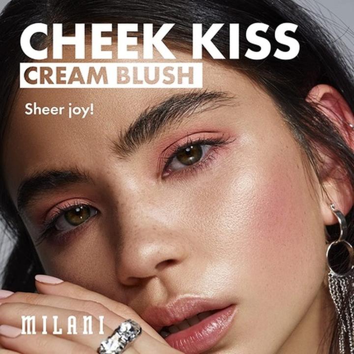 Produktbild Milani Cheek Kiss Cream Blush Cream to Gel Blush for Cheek and Lip Tint Blushing Berry 1.12 Ounce (Blushing Berry)