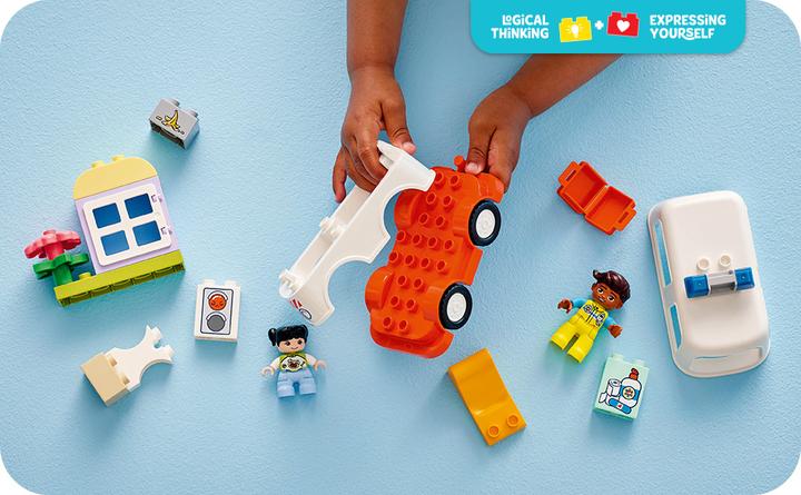 Actual product image LEGO Rettungswagen mit Fahrer