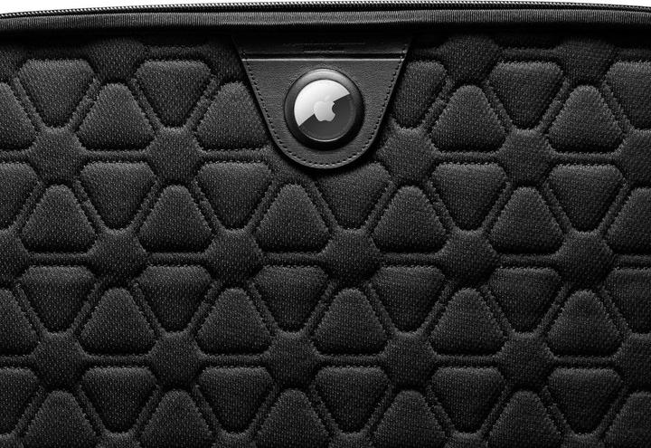 Actual product image Spigen Rugged Armor Pouch Pro (14", Apple)