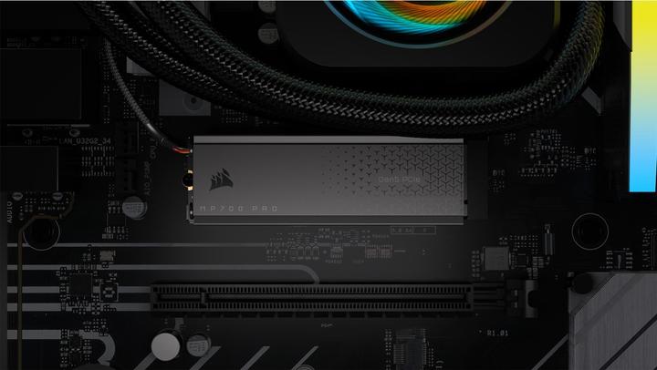 Immagine prodotto Corsair MP700 PRO 4TB NVMe PCIe M.2 SSD con cooler (4000 GB, M.2 2280)