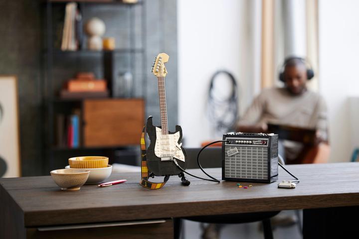 Image du produit LEGO Fender Stratocaster (21329, LEGO Ideas, LEGO difficiles à trouver)