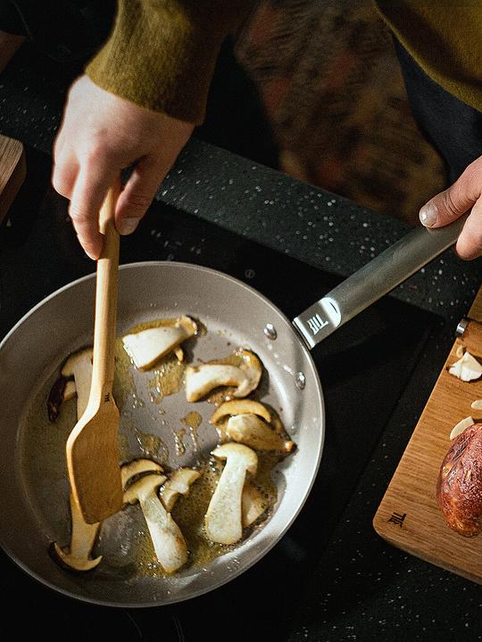 Productafbeelding Fiskars Noordelijke plieninė keptuvė su danga (28cm), 1067633 (Koekenpan, Staal, 28 x 10.70 cm)