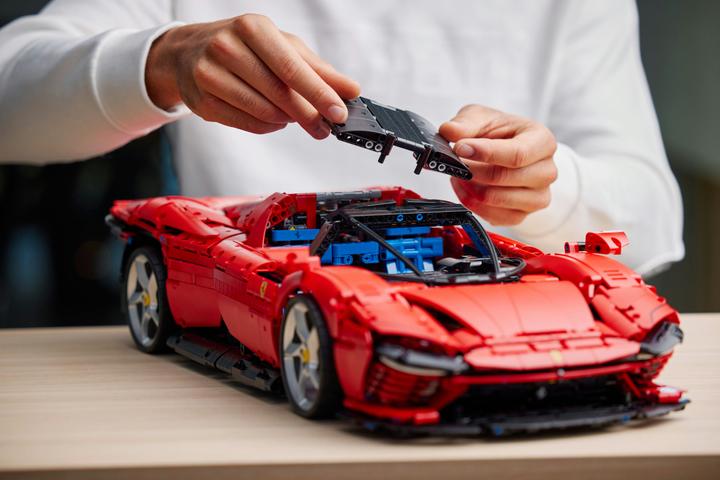 Actual product image LEGO Ferrari Daytona (42143, LEGO Technic)