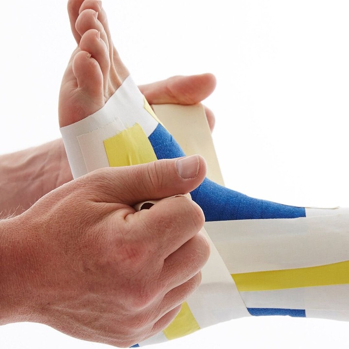 Produktbild hummel LEUKOTAPE 3,8 CM (13.70 m)